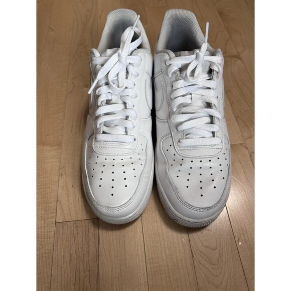 Size 9 - Nike Air Force 1 '07 Low Triple White - Picture 1 of 7